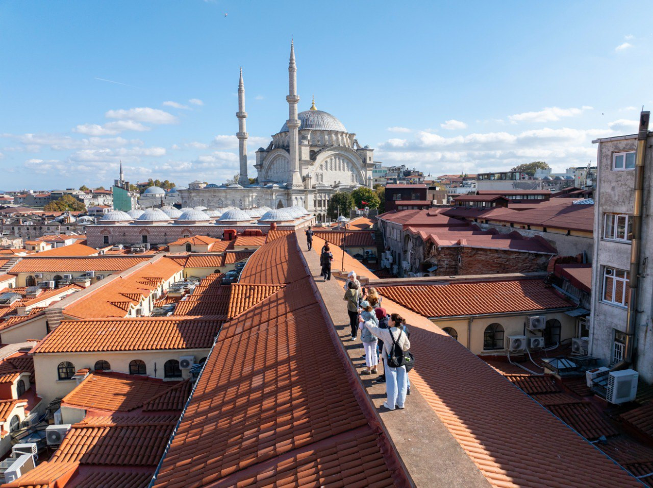2 Mayıs Cumartesi Aleksandır Masev ile Hanları ve Çatılarıyla Kapalıçarşı