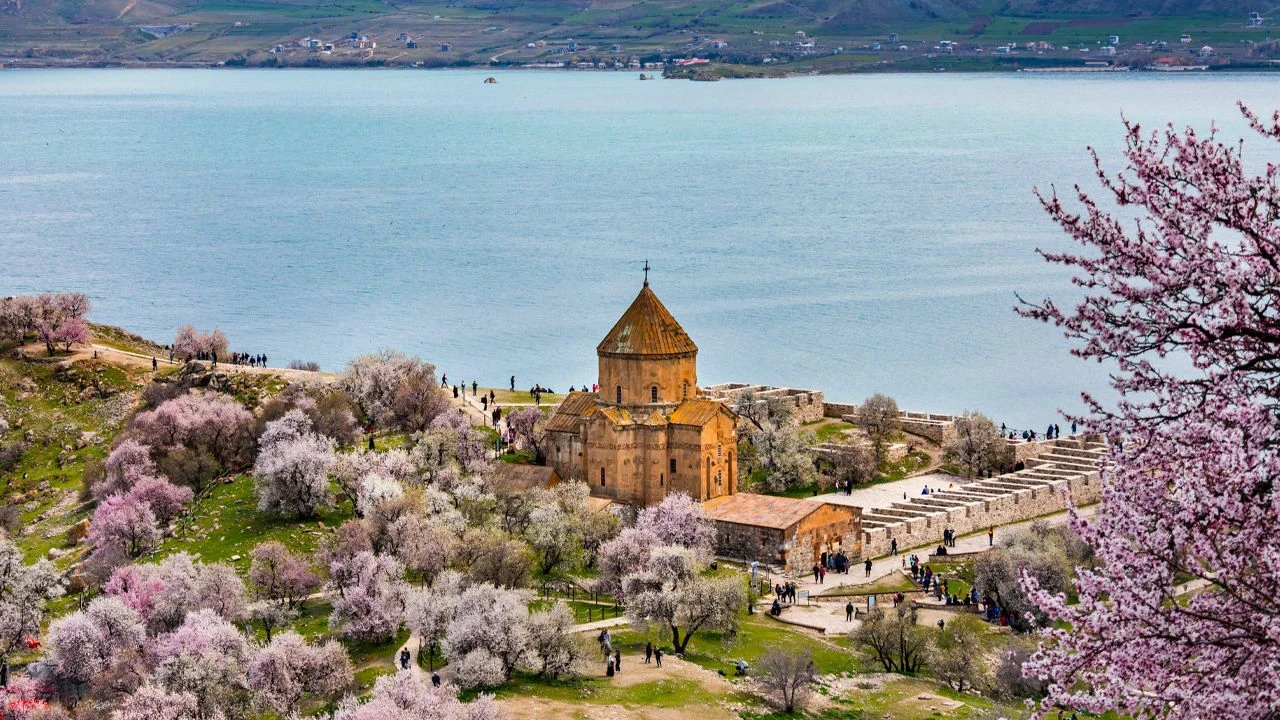 2. gün : Van-Akdamar Adası-Van