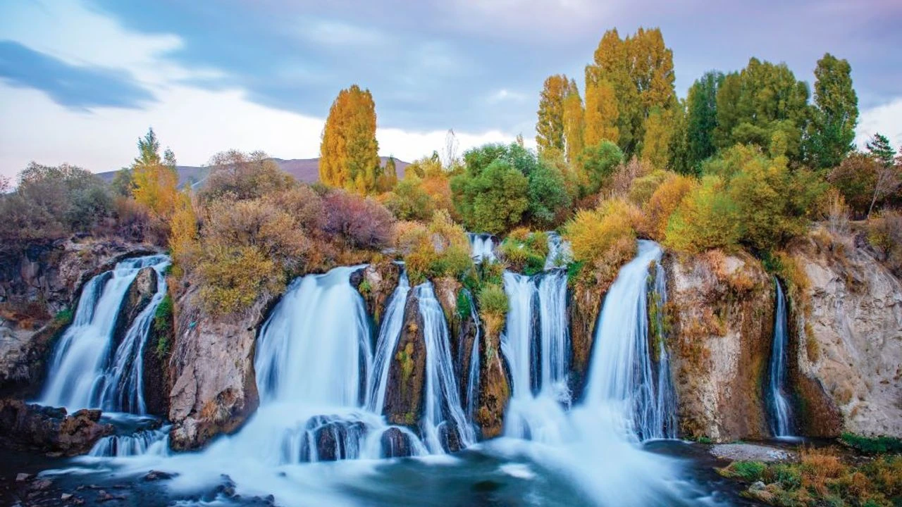 1.Gün: Iğdır – Tuz Mağaraları - Muradiye Şelalesi-Doğubayazıt-İshak Paşa Sarayı-Van