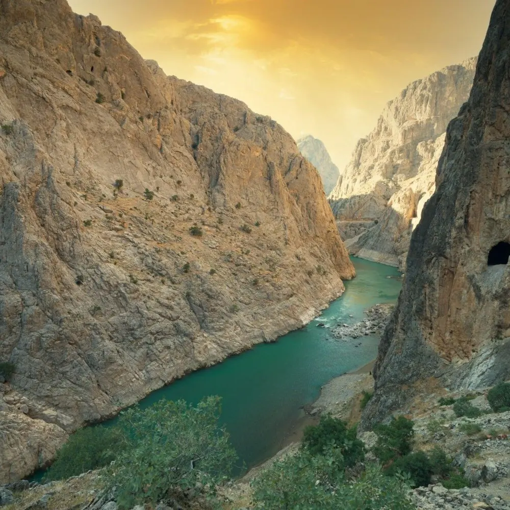 2.Gün: Apçaağa Köyü Ziyareti – Ahmet Kutsi Tecer Evi – Karanlık Kanyon Bot Gezisi – Taş Yol – Mani Yolu – Lökhane – Taş Değirmen